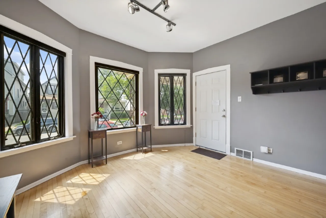 Apartment with vintage windows in Portage Park