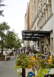 coffee-shop-patrons-seated-outdoor-patio-North-Michigan-Avenue-Chicago-Loop_gallery(14)