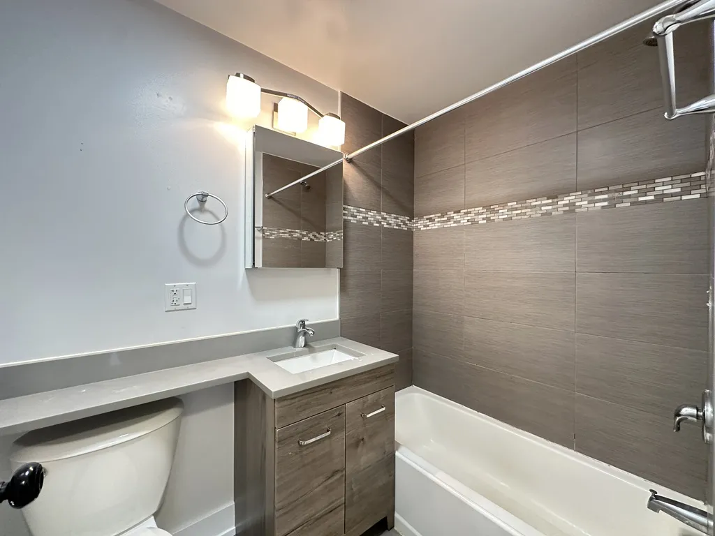 811 Elm St, Winnetka,  60093, USA 60093-unit#209-Chicago-IL