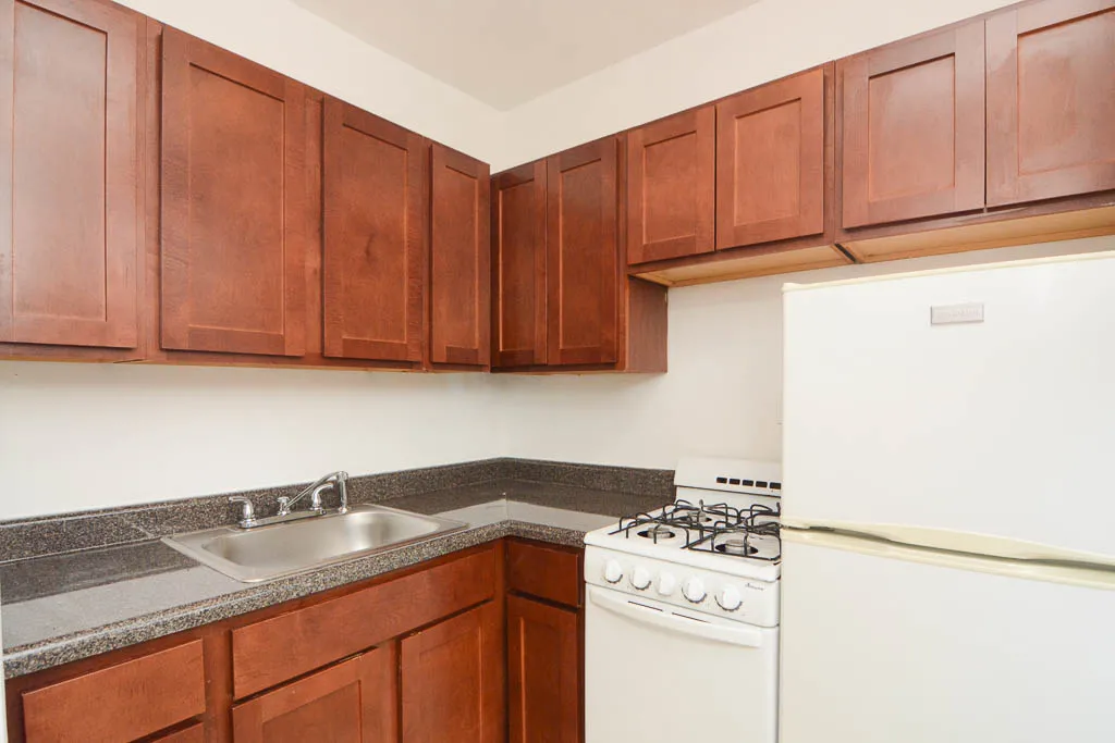 711 W Belmont Apartments