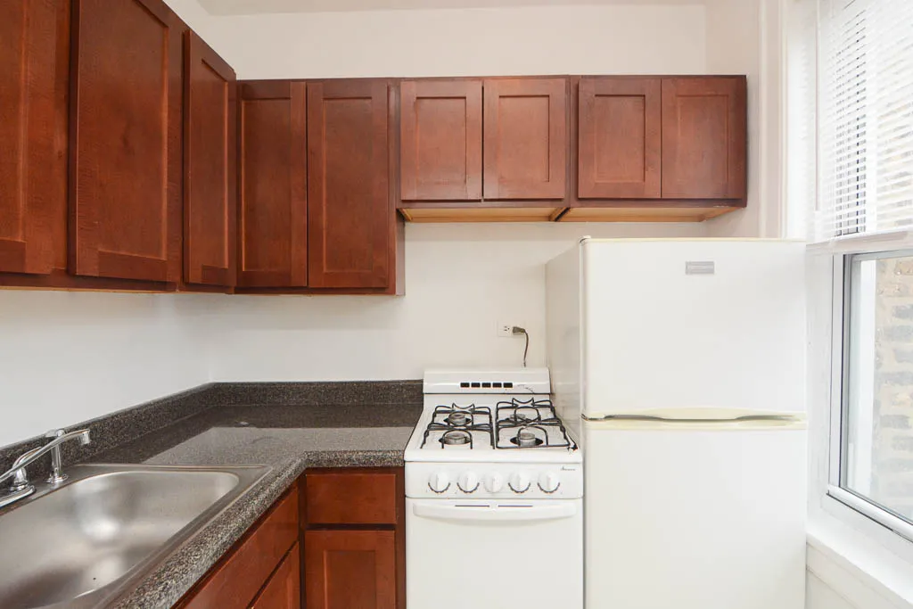 711 W Belmont Apartments