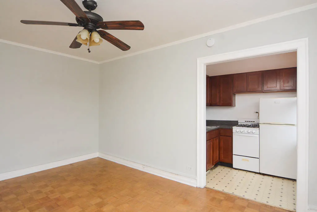 711 W Belmont Apartments