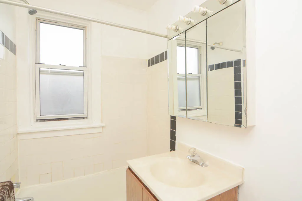 711 W Belmont Apartments