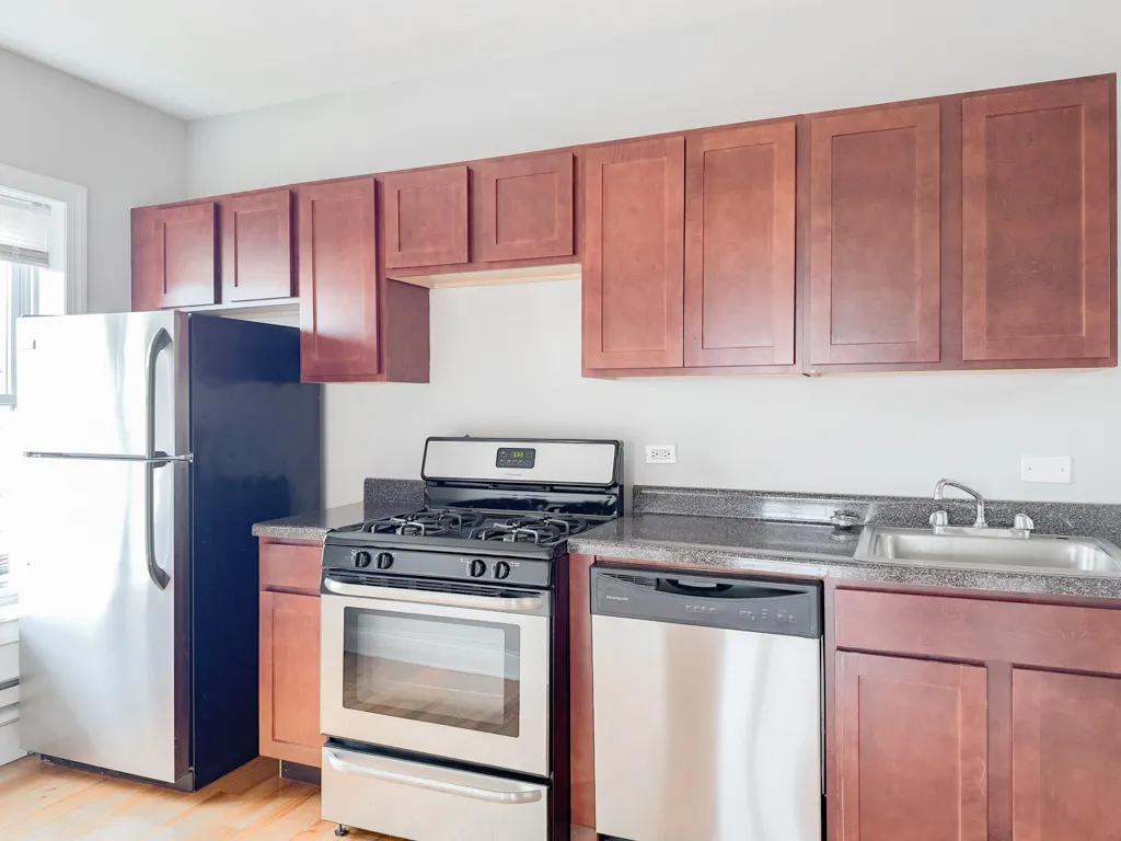 landscaped courtyard of the vintage 947 West Cornelia Apartments