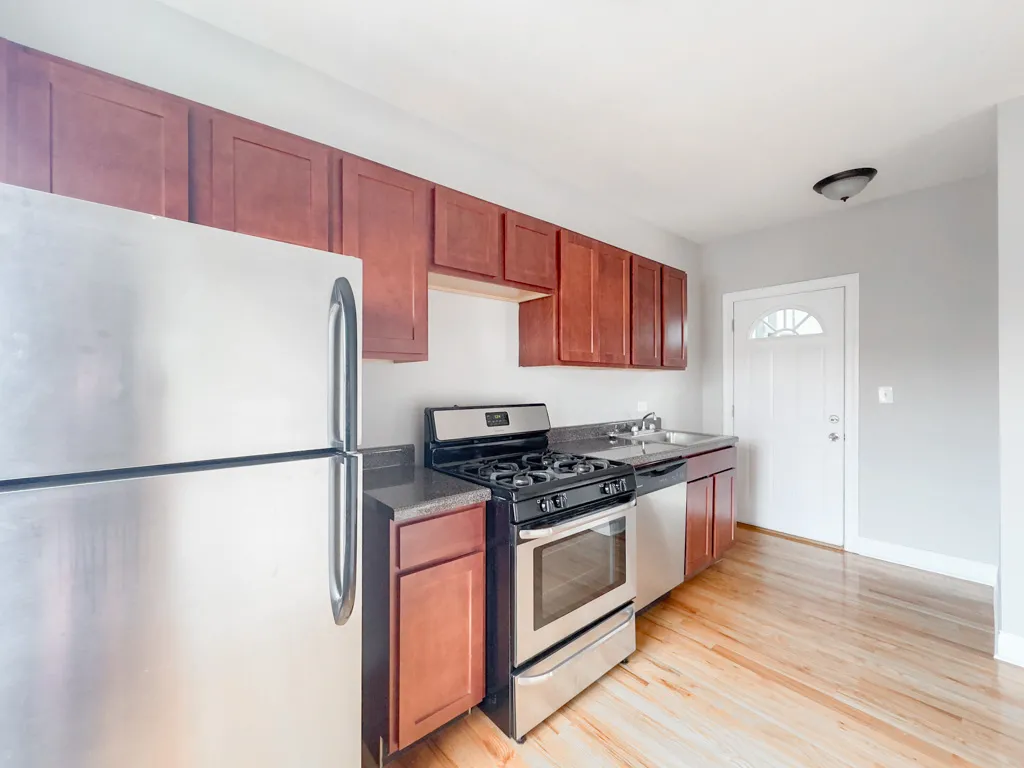 landscaped courtyard of the vintage 947 West Cornelia Apartments