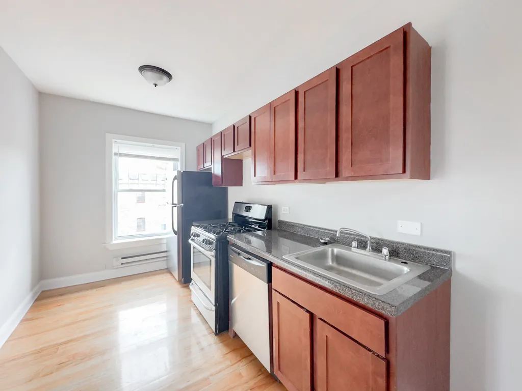 landscaped courtyard of the vintage 947 West Cornelia Apartments