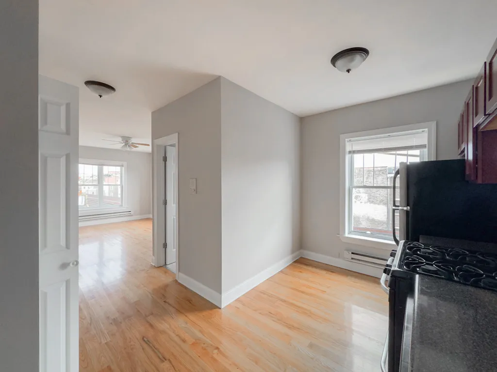 landscaped courtyard of the vintage 947 West Cornelia Apartments