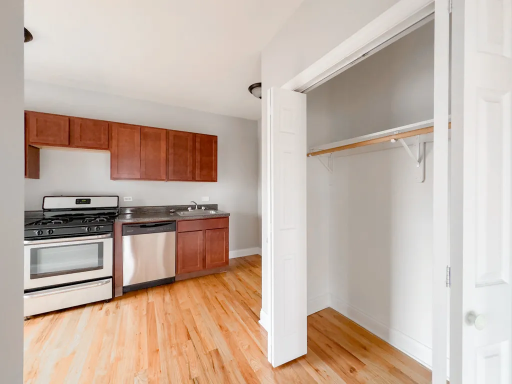 landscaped courtyard of the vintage 947 West Cornelia Apartments