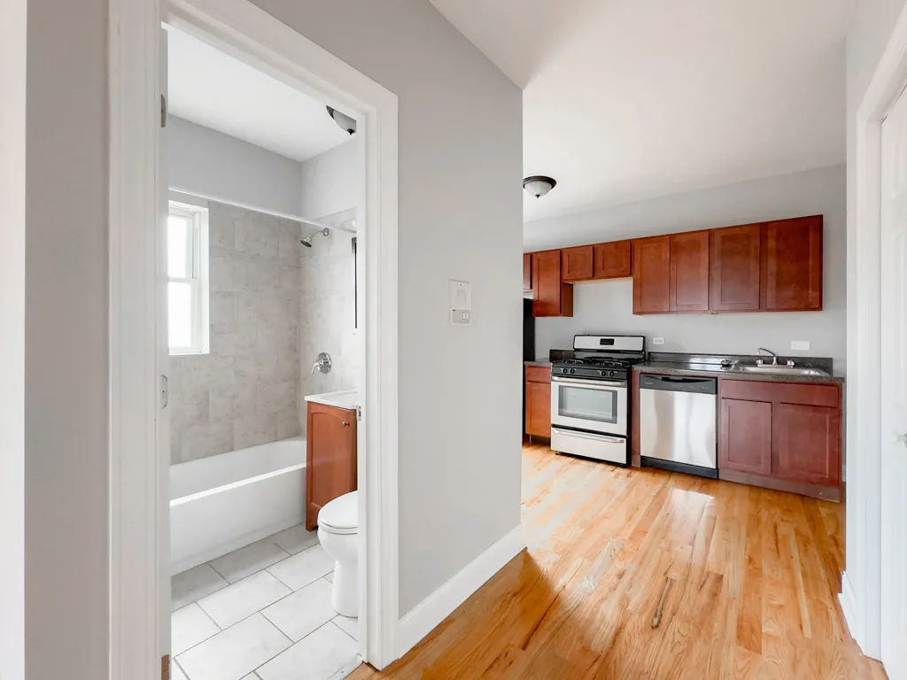 landscaped courtyard of the vintage 947 West Cornelia Apartments