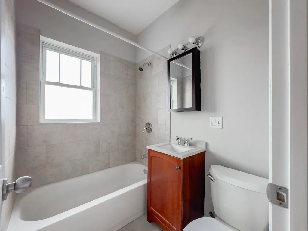 landscaped courtyard of the vintage 947 West Cornelia Apartments