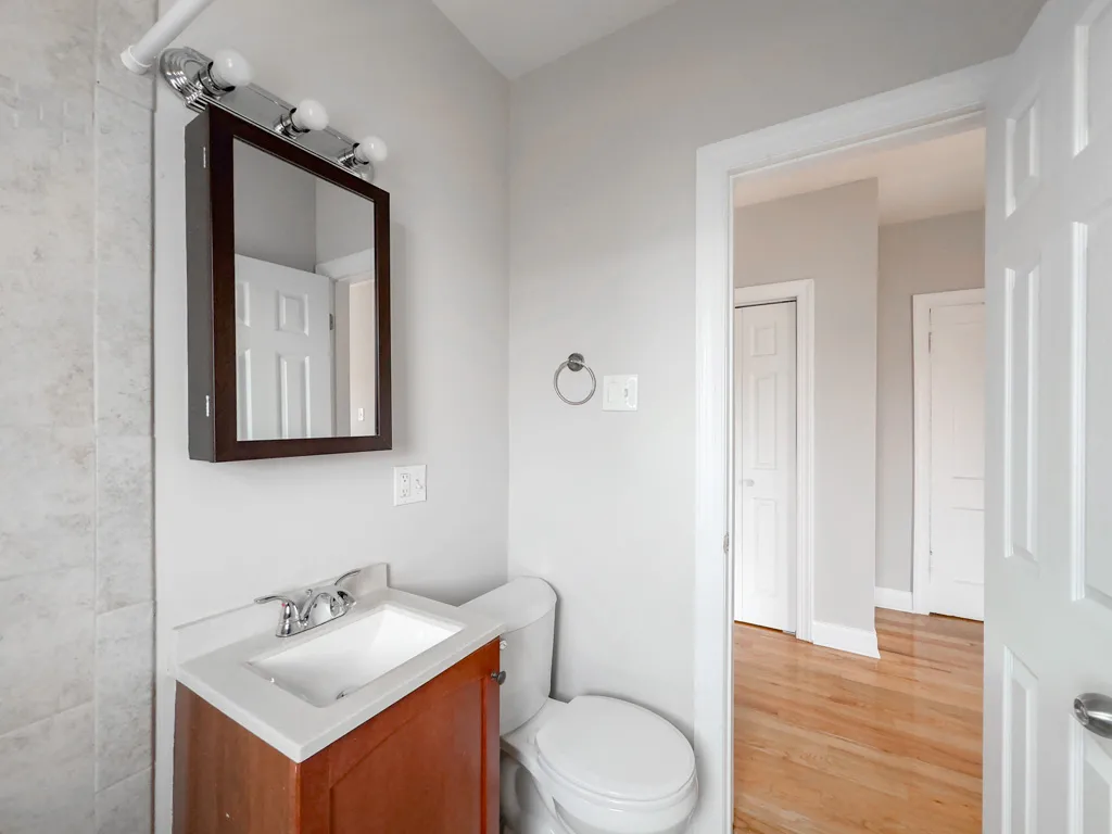 landscaped courtyard of the vintage 947 West Cornelia Apartments