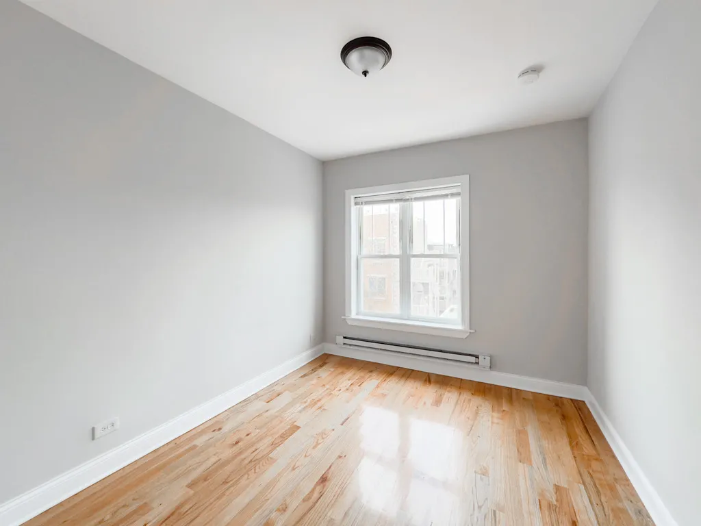 landscaped courtyard of the vintage 947 West Cornelia Apartments