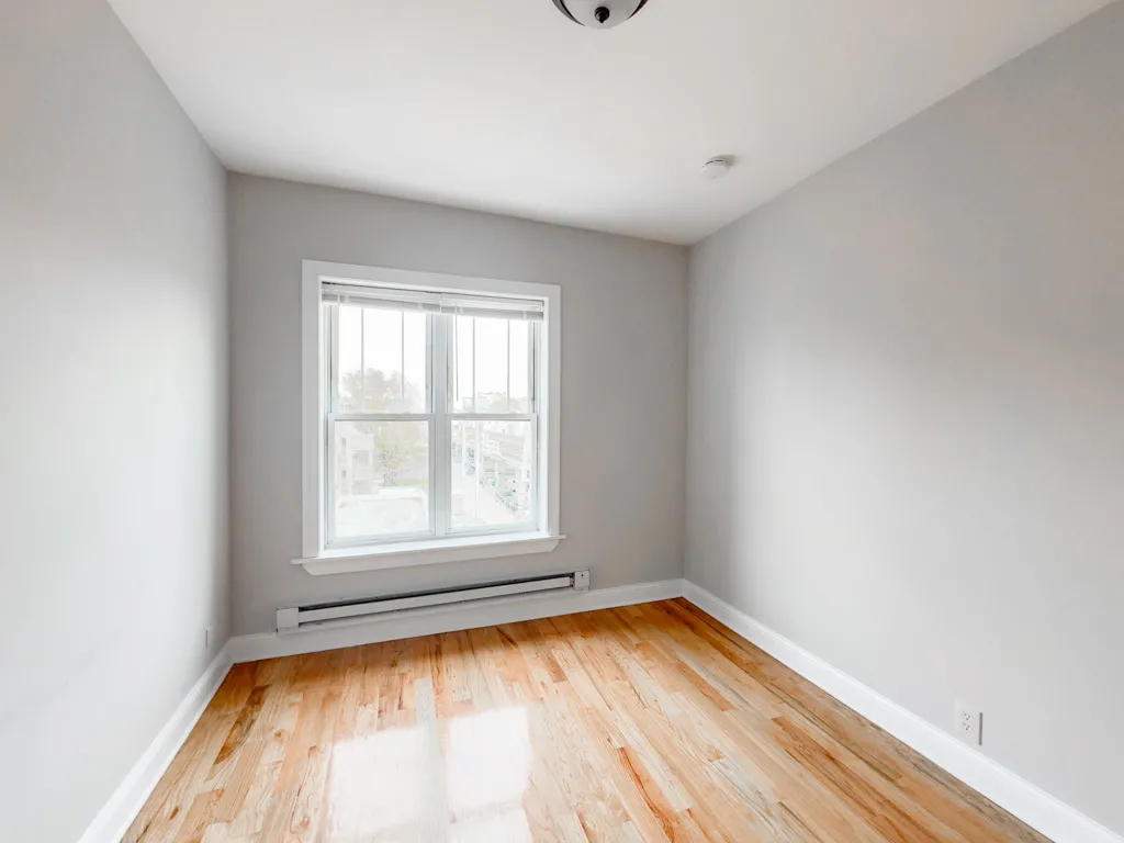landscaped courtyard of the vintage 947 West Cornelia Apartments