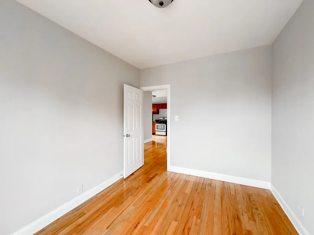 landscaped courtyard of the vintage 947 West Cornelia Apartments