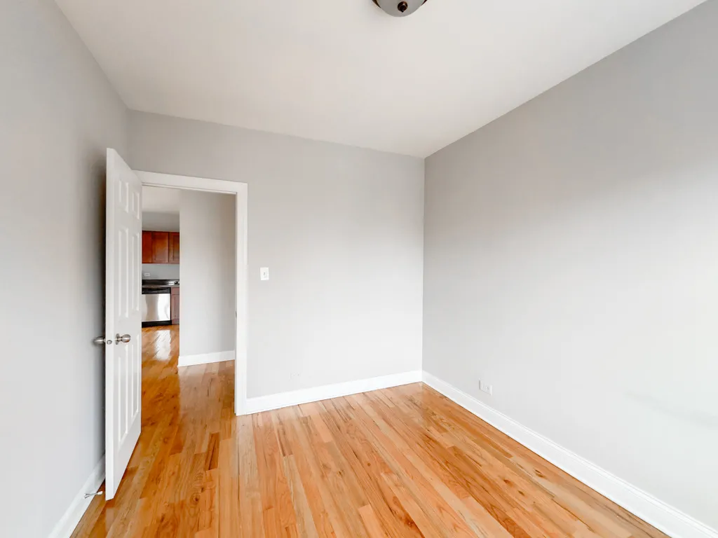 landscaped courtyard of the vintage 947 West Cornelia Apartments