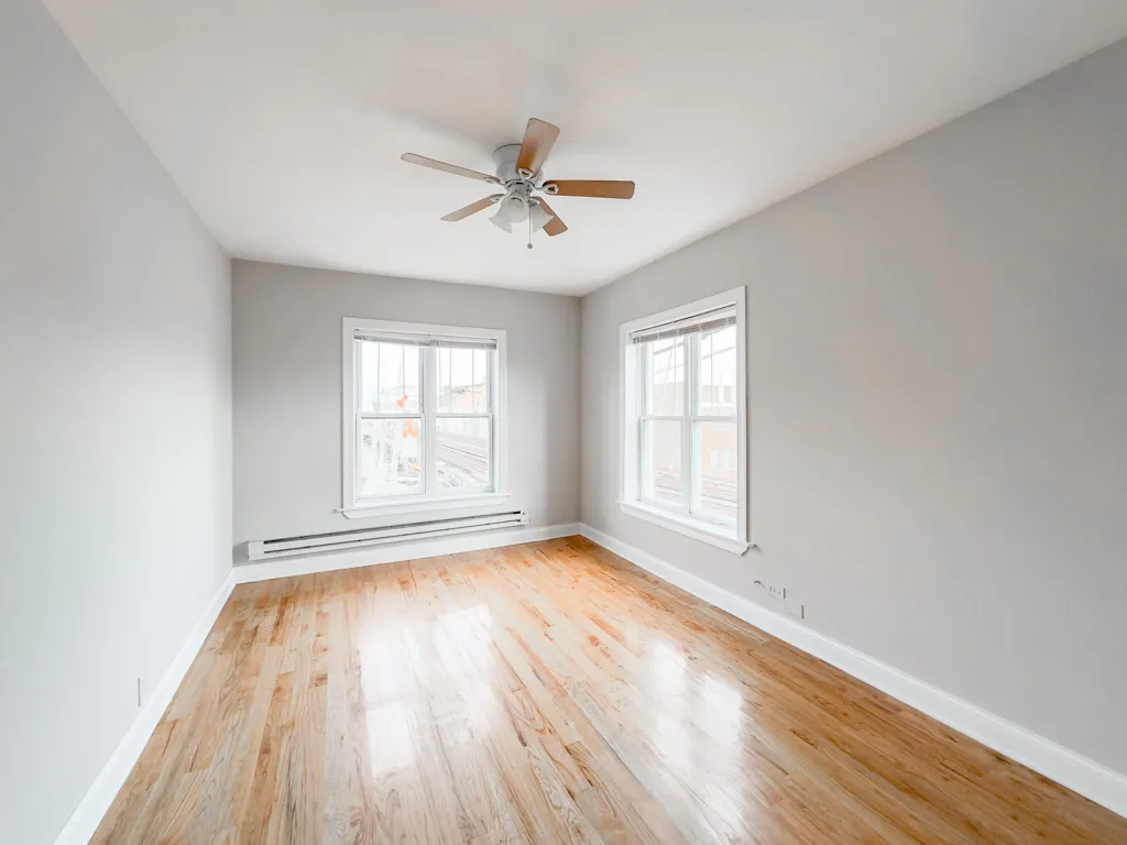 landscaped courtyard of the vintage 947 West Cornelia Apartments