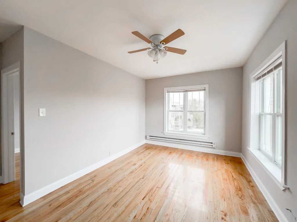 landscaped courtyard of the vintage 947 West Cornelia Apartments