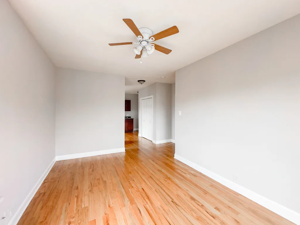 landscaped courtyard of the vintage 947 West Cornelia Apartments