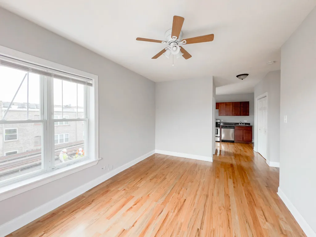 landscaped courtyard of the vintage 947 West Cornelia Apartments