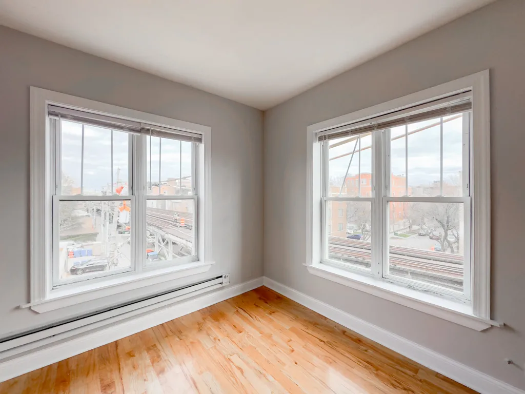 landscaped courtyard of the vintage 947 West Cornelia Apartments