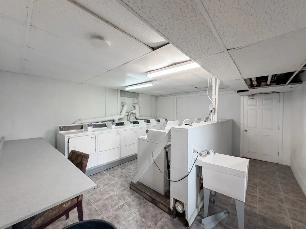 landscaped courtyard of the vintage 947 West Cornelia Apartments