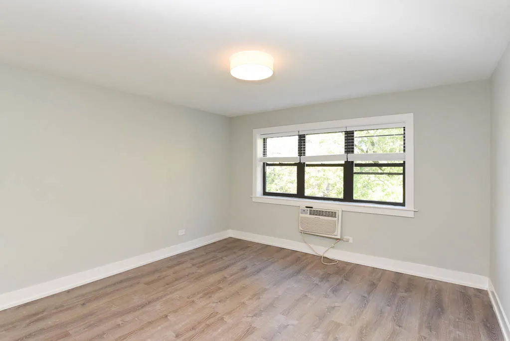 445 West Barry Apartments