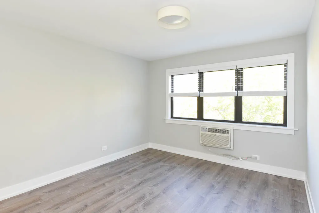 445 West Barry Apartments