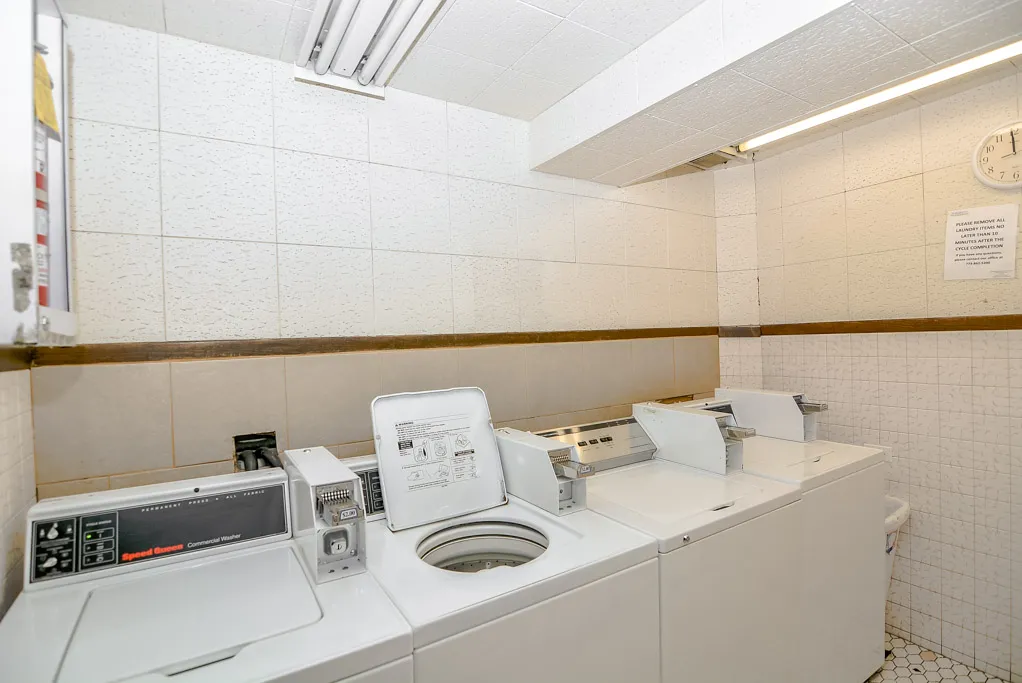 445 West Barry Apartments