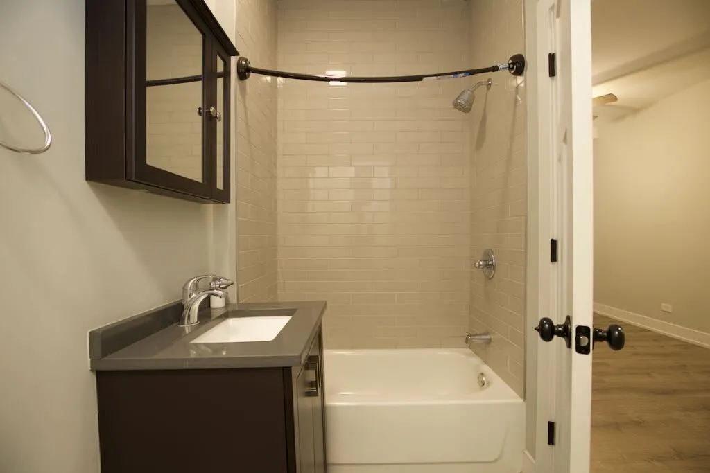 4851 N DAMEN AVE 60625-4851 North Damen-Chicago-IL