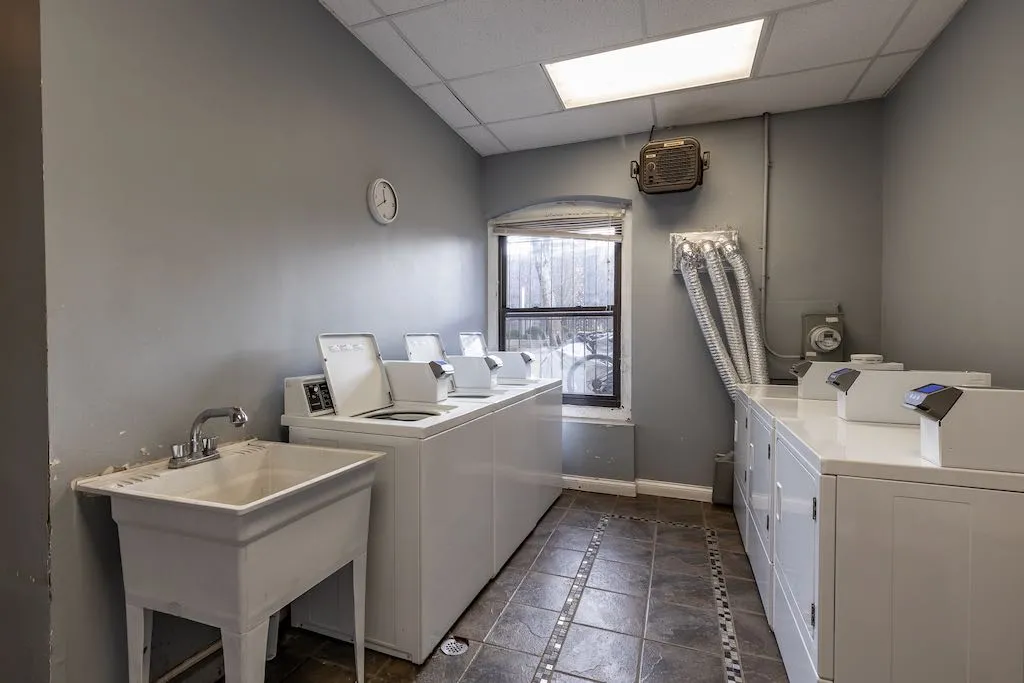 635 W BARRY AVE 60657-635 West Barry-Chicago-IL