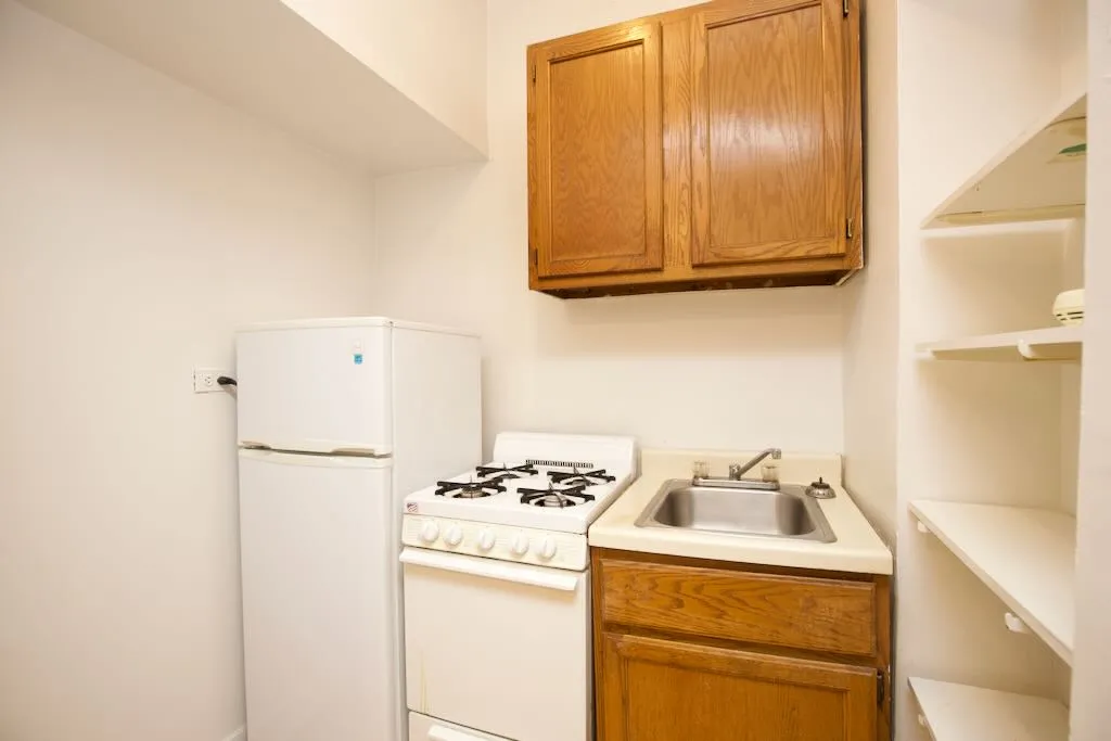 2827 North Burling Apartments