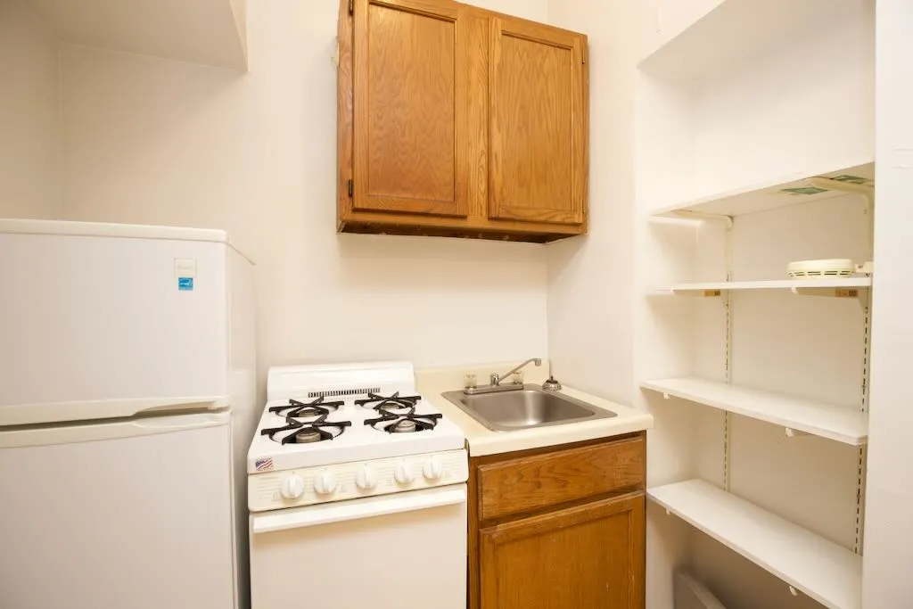 2827 North Burling Apartments