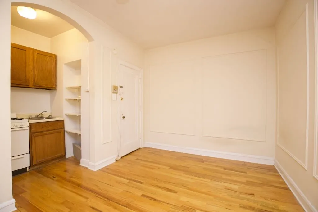 2827 North Burling Apartments