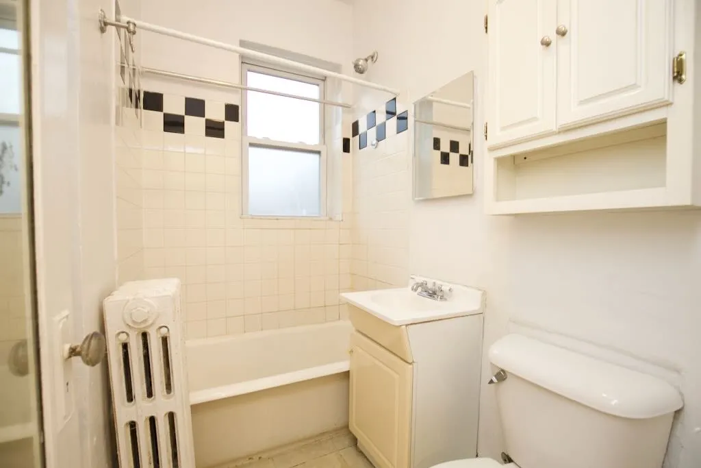 2827 North Burling Apartments
