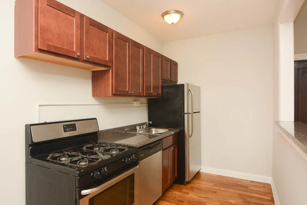 the front of Paulina Manor Apartments in Ravenswood Chicago