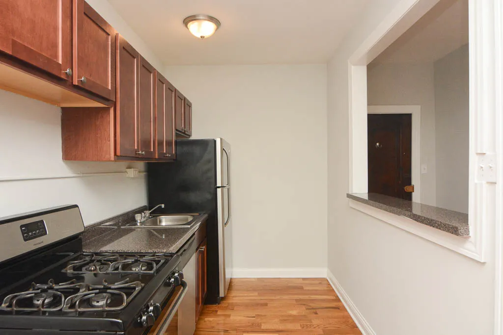 the front of Paulina Manor Apartments in Ravenswood Chicago