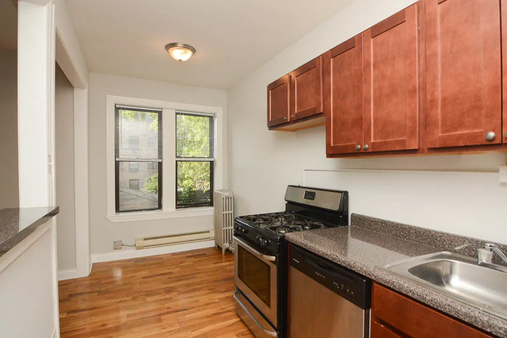 the front of Paulina Manor Apartments in Ravenswood Chicago