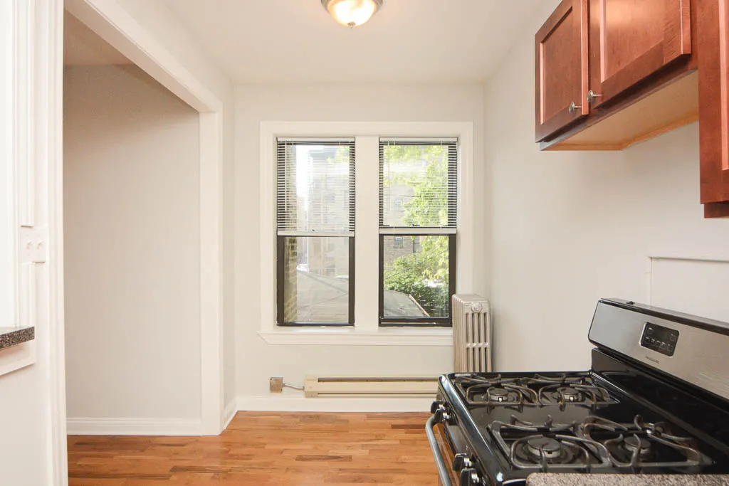 the front of Paulina Manor Apartments in Ravenswood Chicago