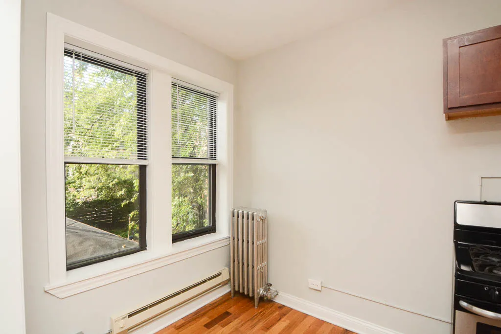 the front of Paulina Manor Apartments in Ravenswood Chicago