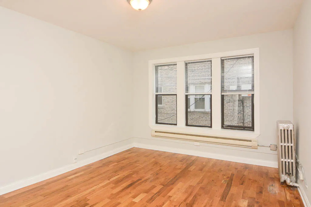 the front of Paulina Manor Apartments in Ravenswood Chicago