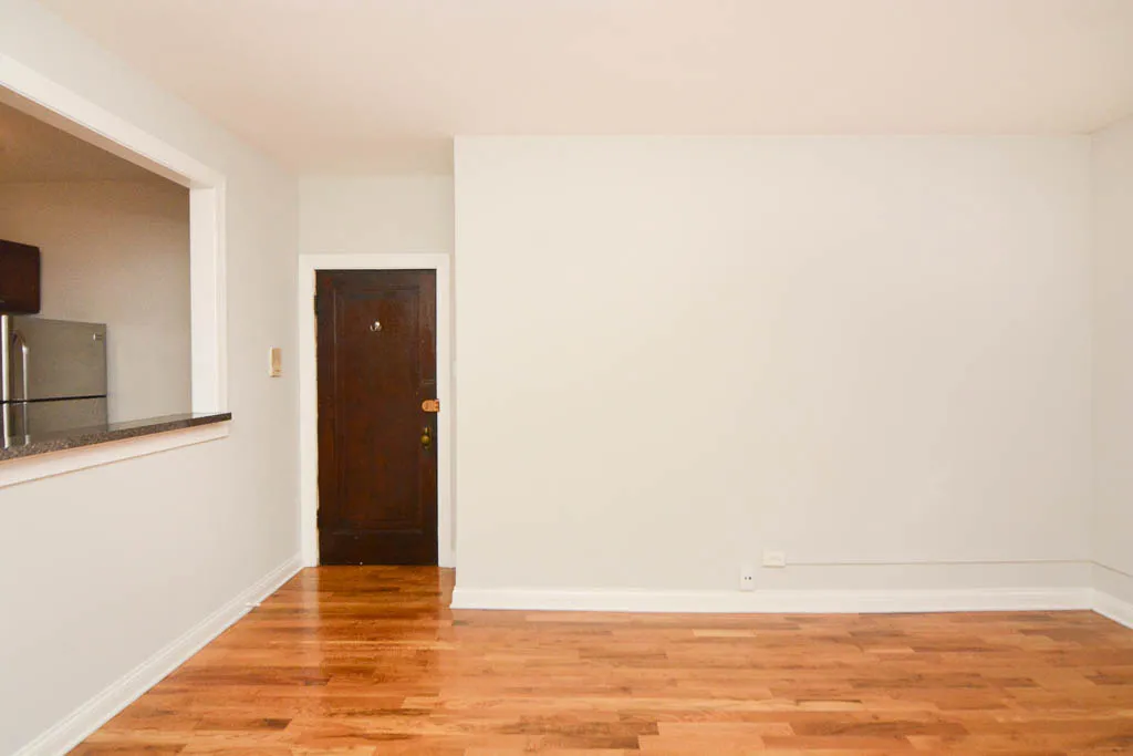 the front of Paulina Manor Apartments in Ravenswood Chicago