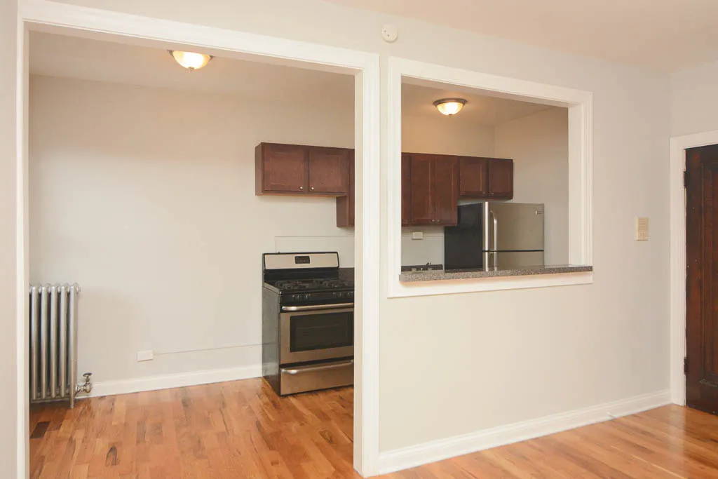 the front of Paulina Manor Apartments in Ravenswood Chicago