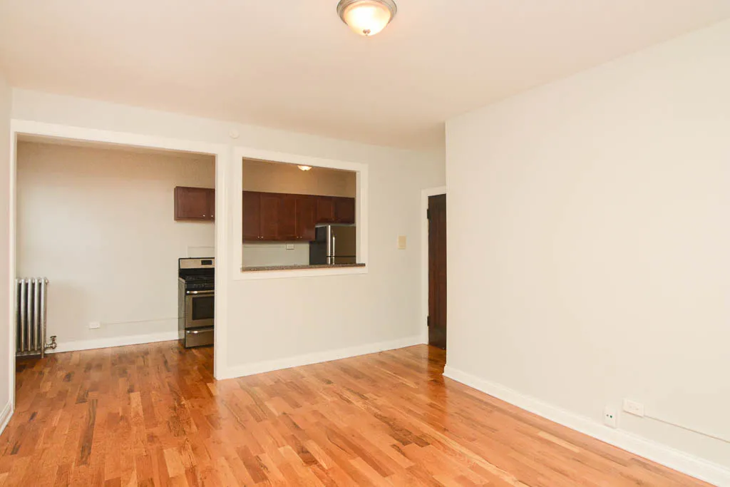 the front of Paulina Manor Apartments in Ravenswood Chicago