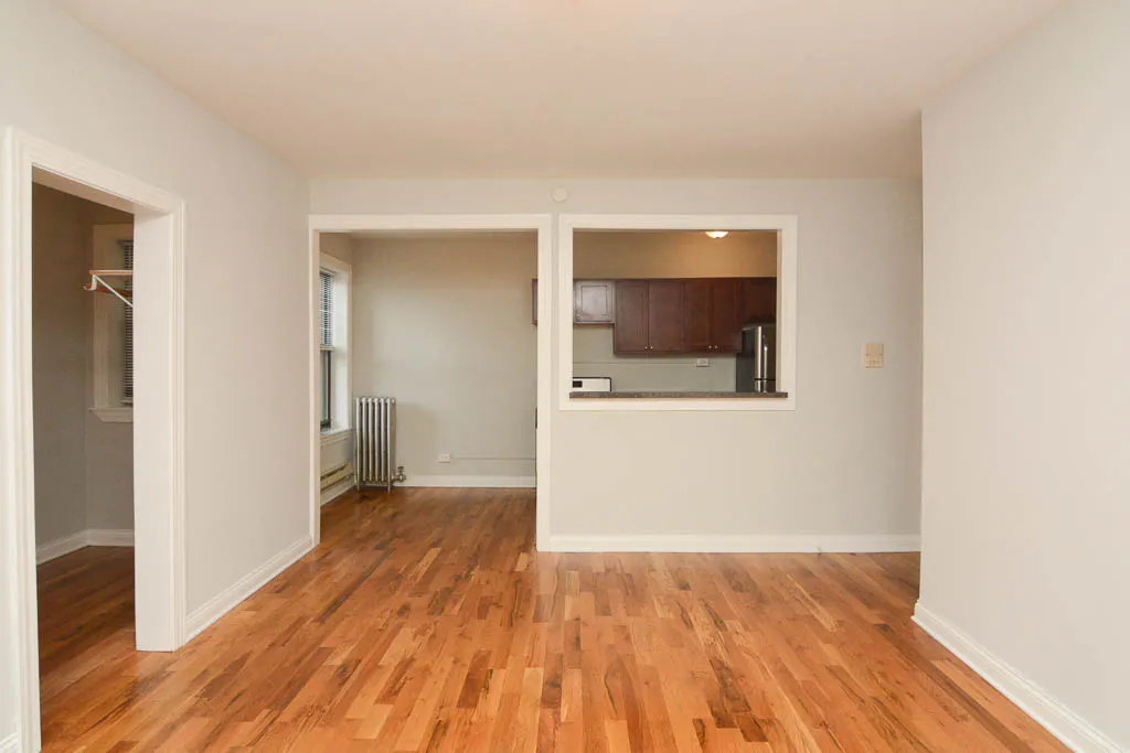 the front of Paulina Manor Apartments in Ravenswood Chicago