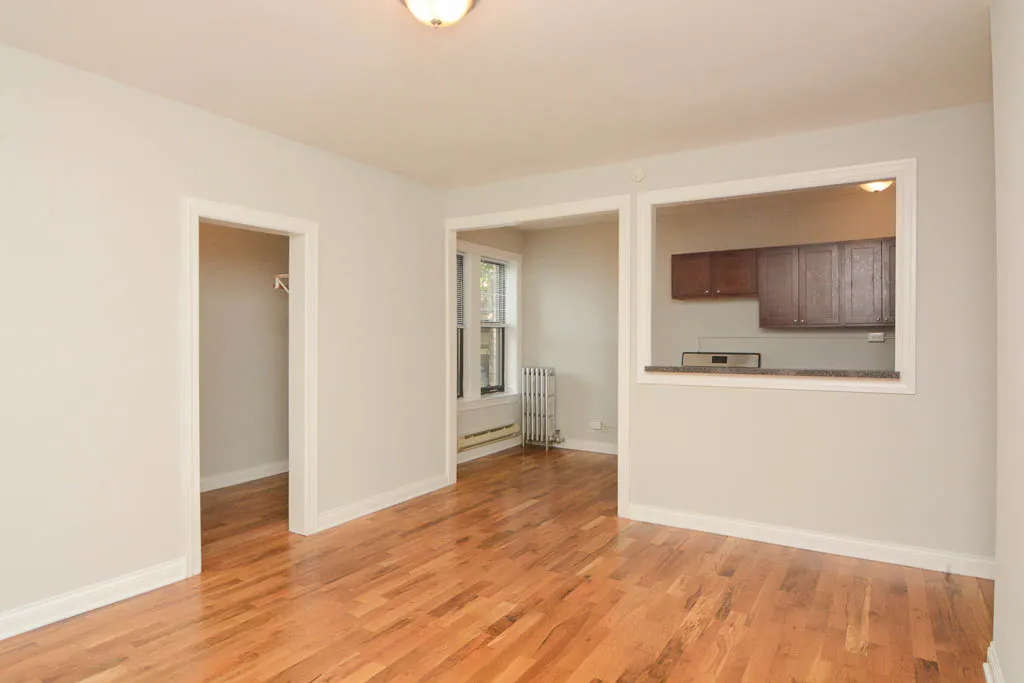 the front of Paulina Manor Apartments in Ravenswood Chicago