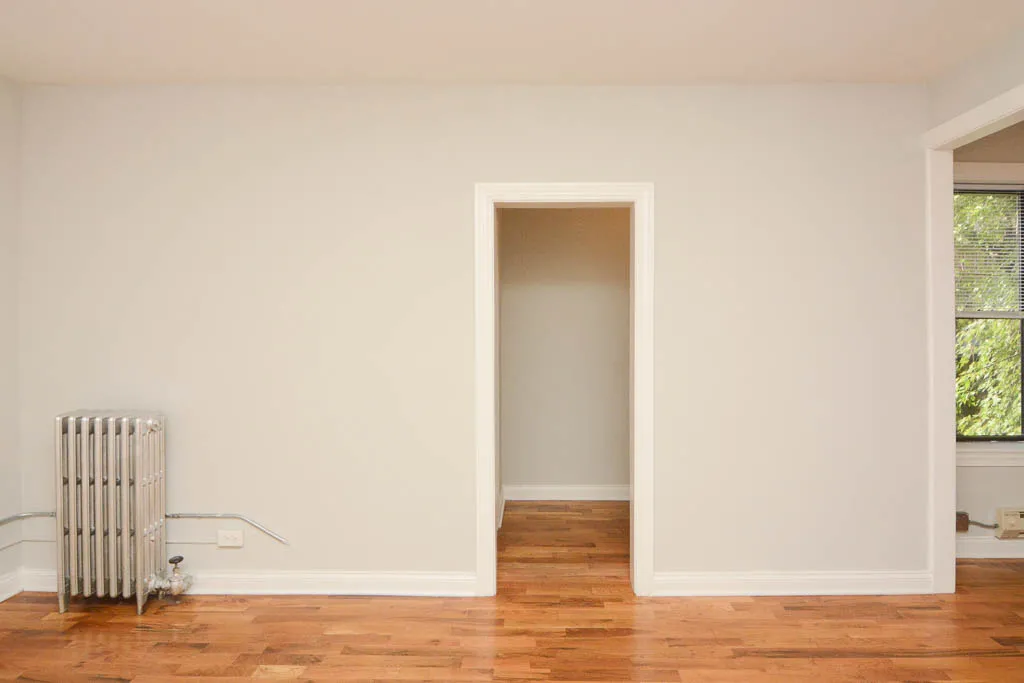 the front of Paulina Manor Apartments in Ravenswood Chicago