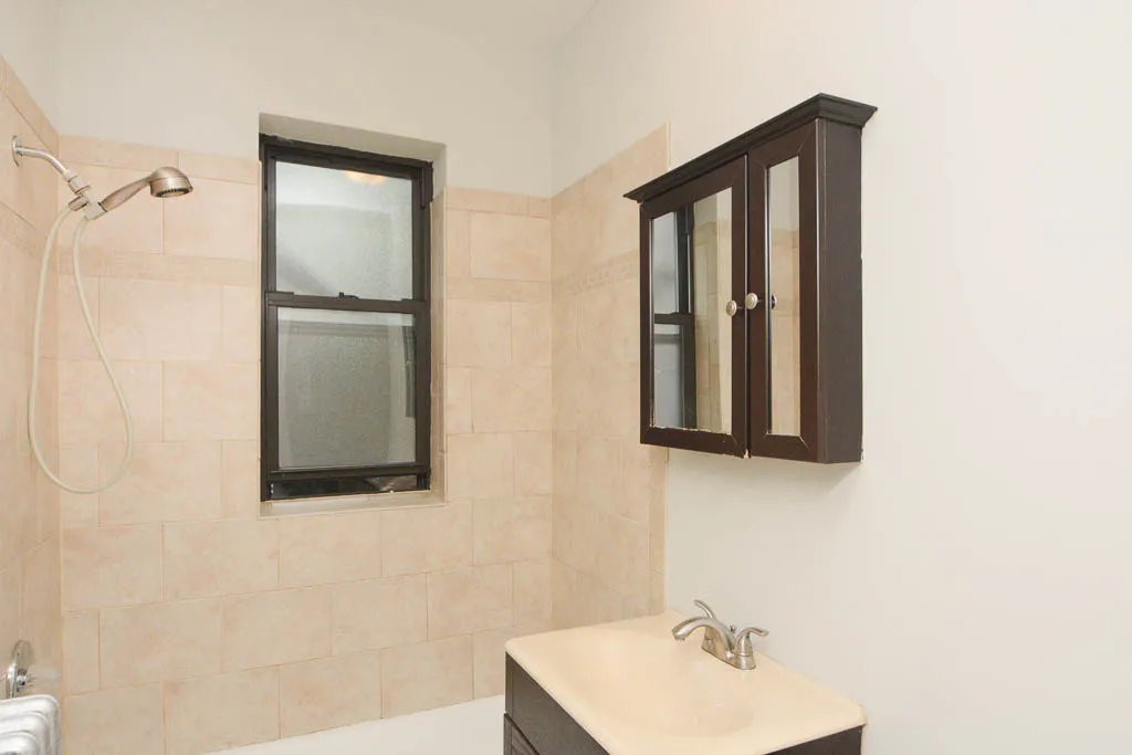 the front of Paulina Manor Apartments in Ravenswood Chicago