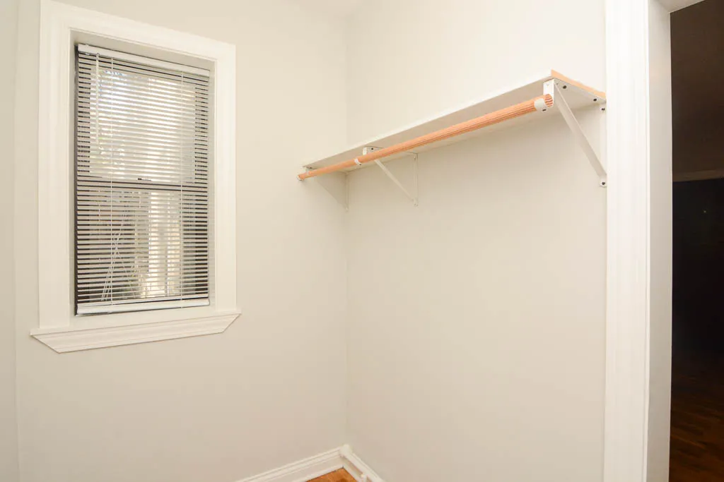 the front of Paulina Manor Apartments in Ravenswood Chicago