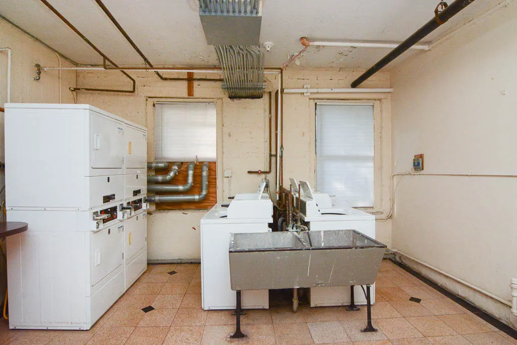 the front of Paulina Manor Apartments in Ravenswood Chicago