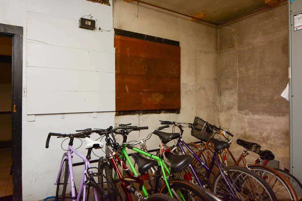 the front of Paulina Manor Apartments in Ravenswood Chicago